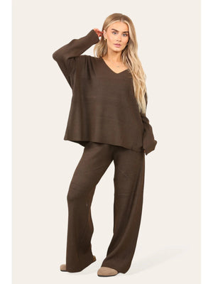 Model Wear Lounge Set In Colour Brown.